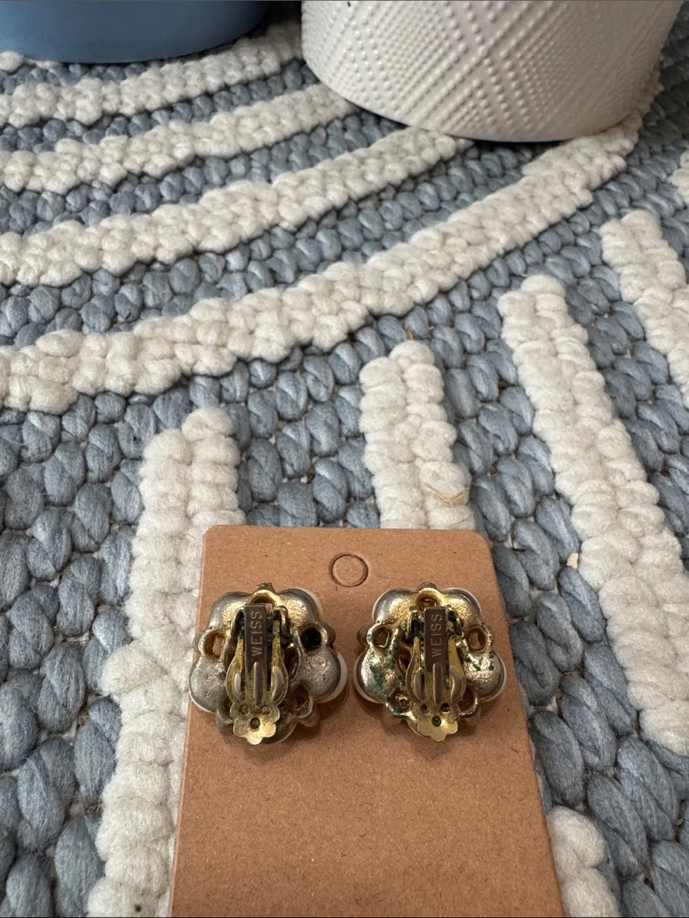 Vintage Weiss White Bead Flower Clip On Earrings 1950s 1960s Gold Tone